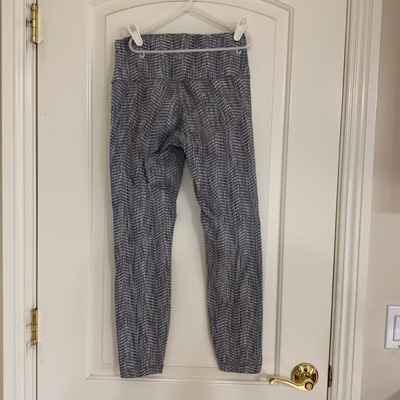GUC Lululemon Sz 8 Grey textured leggings - Picture 3 of 6